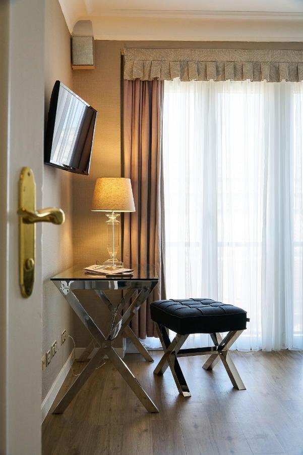 Single Room Minibar drinks of charge